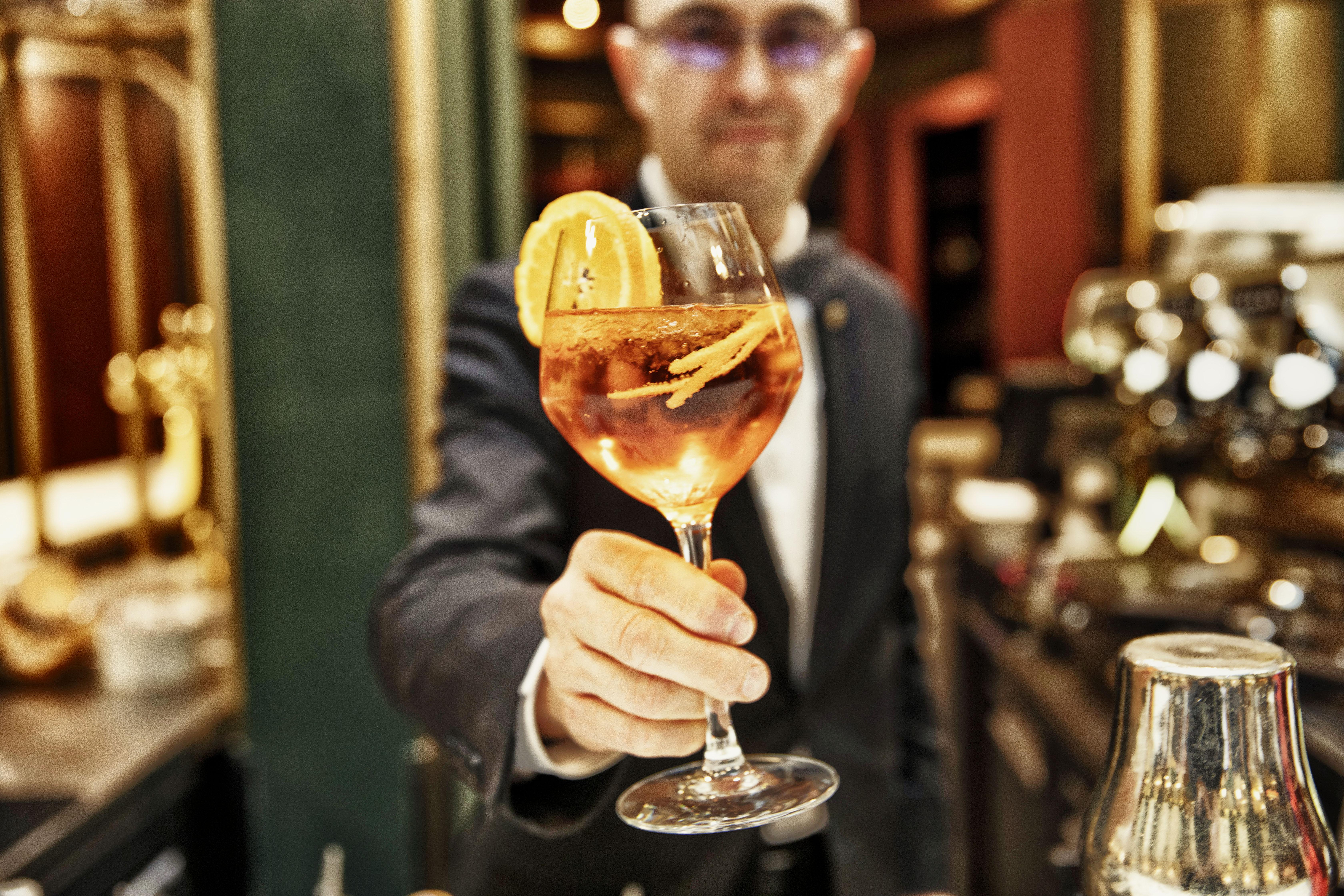 Nest Hotel Paris La Defense - Mgallery Collection Пюто Экстерьер фото A bartender serving a cocktail