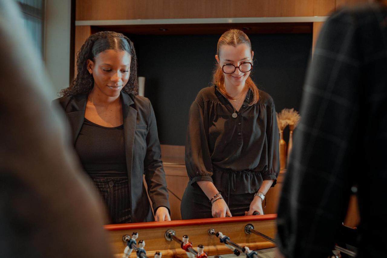 Nest Hotel Paris La Defense - Mgallery Collection Пюто Экстерьер фото Two women playing table football