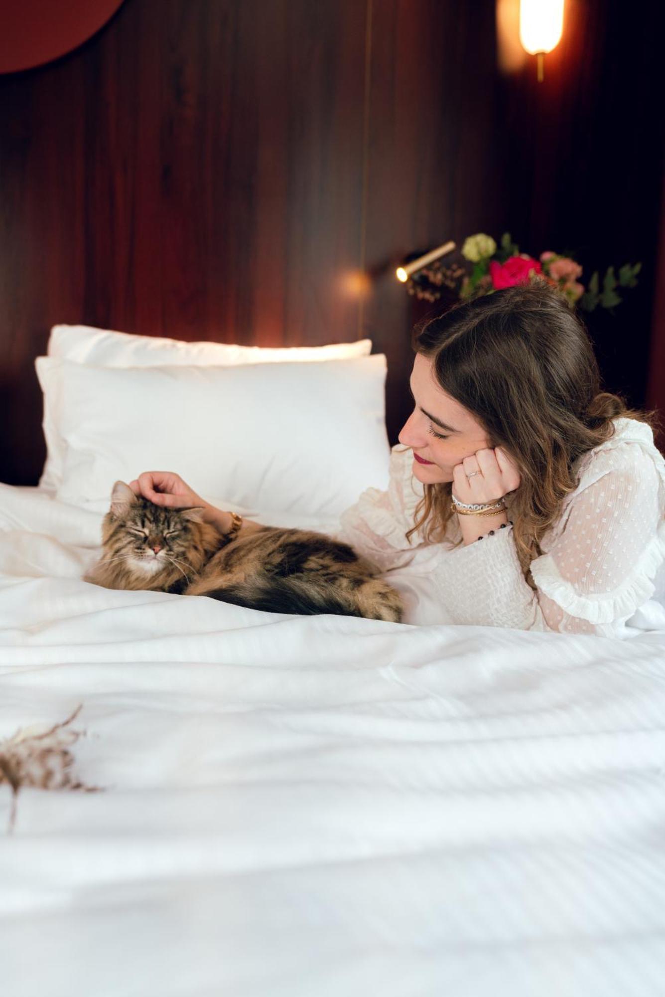 Nest Hotel Paris La Defense - Mgallery Collection Пюто Экстерьер фото A woman with her pet cat