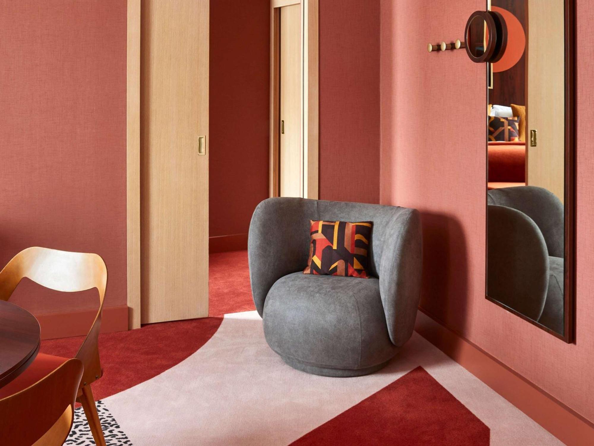 Nest Hotel Paris La Defense - Mgallery Collection Пюто Экстерьер фото The interior of a suite at the hotel