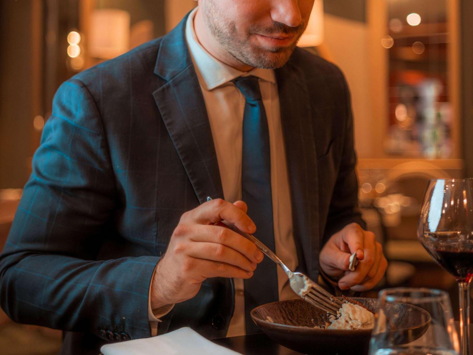 Nest Hotel Paris La Defense - Mgallery Collection Пюто Экстерьер фото A man eating a chocolate dessert