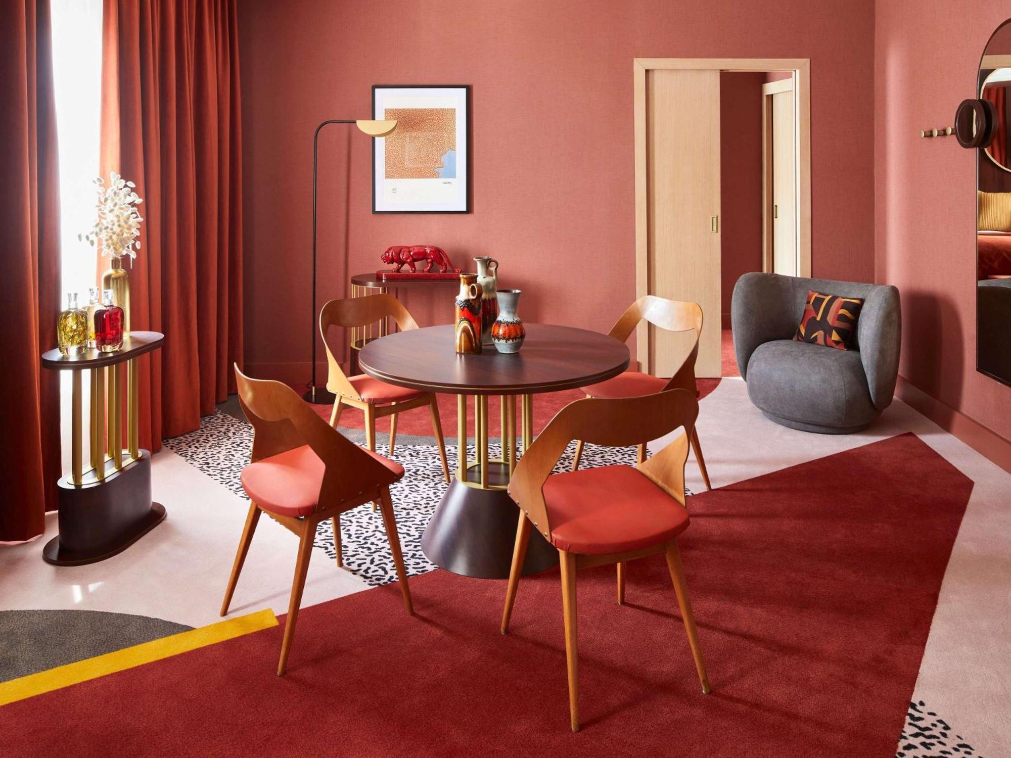 Nest Hotel Paris La Defense - Mgallery Collection Пюто Экстерьер фото A dining room with a red carpet