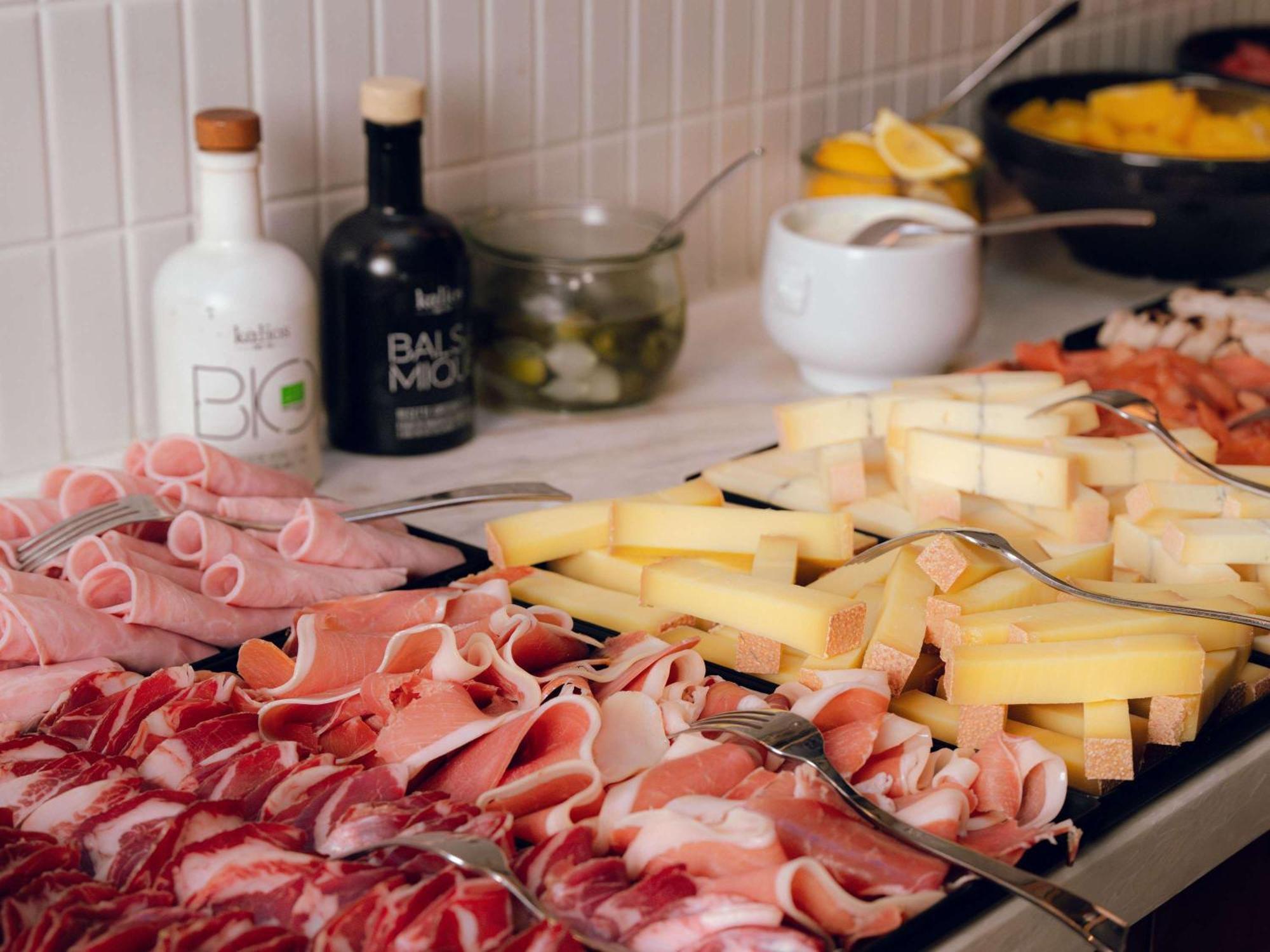 Nest Hotel Paris La Defense - Mgallery Collection Пюто Экстерьер фото A selection of cured meats and cheeses