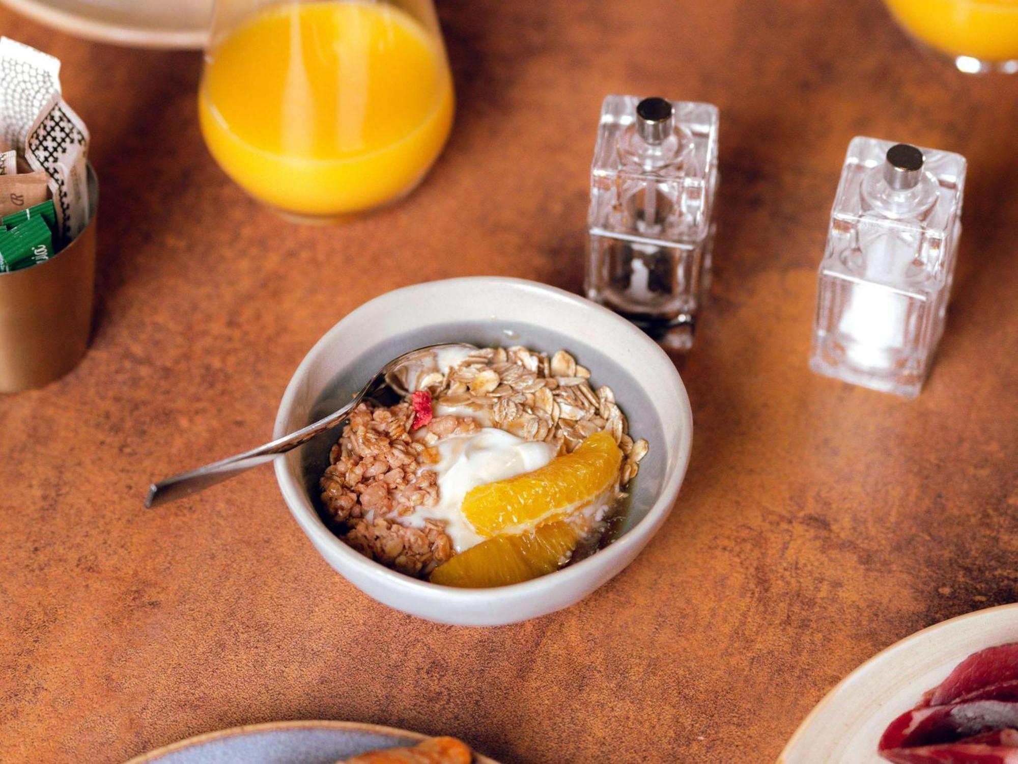 Nest Hotel Paris La Defense - Mgallery Collection Пюто Экстерьер фото A bowl of muesli with yoghurt and fruit