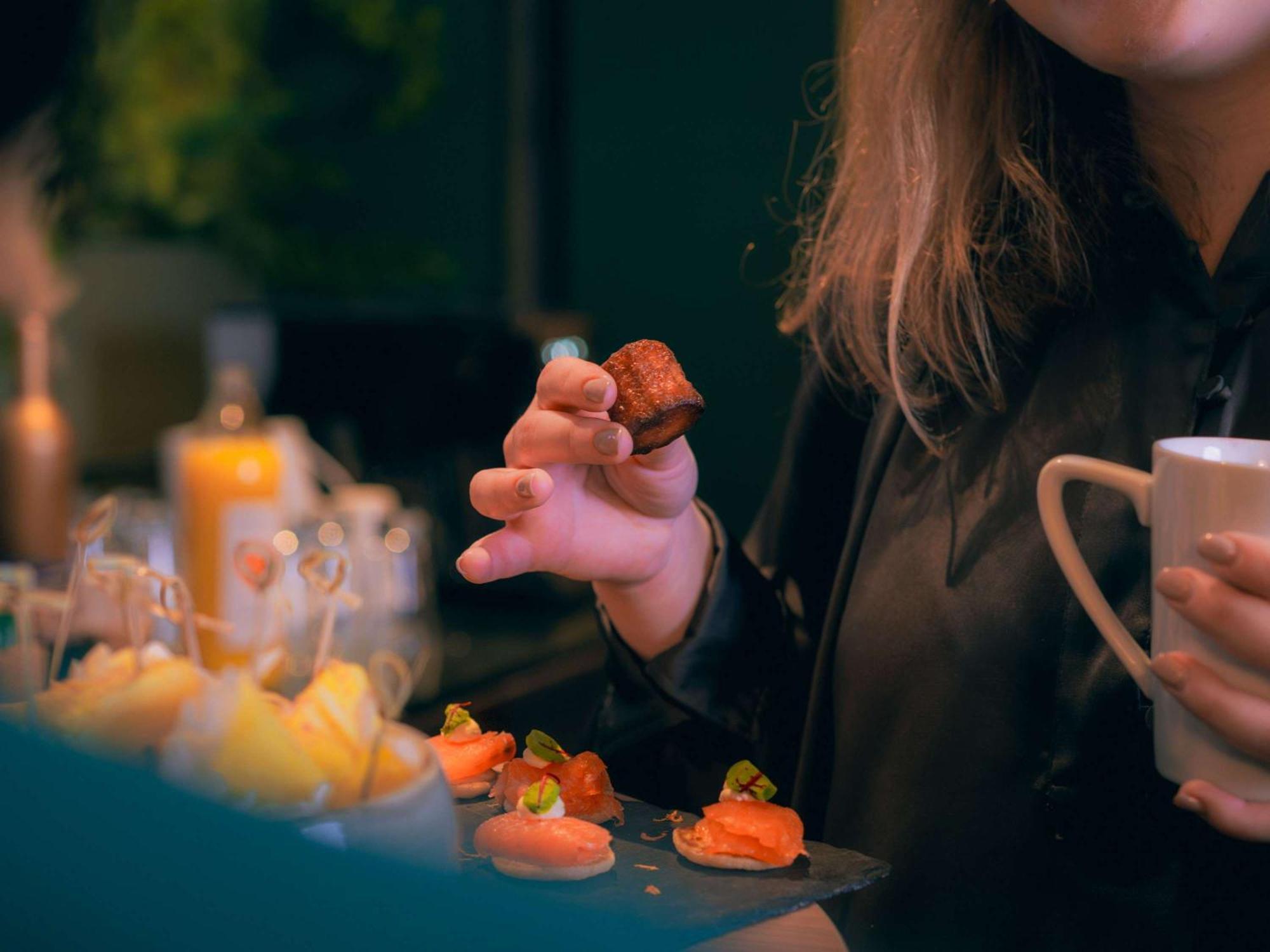 Nest Hotel Paris La Defense - Mgallery Collection Пюто Экстерьер фото A woman holding a piece of sushi